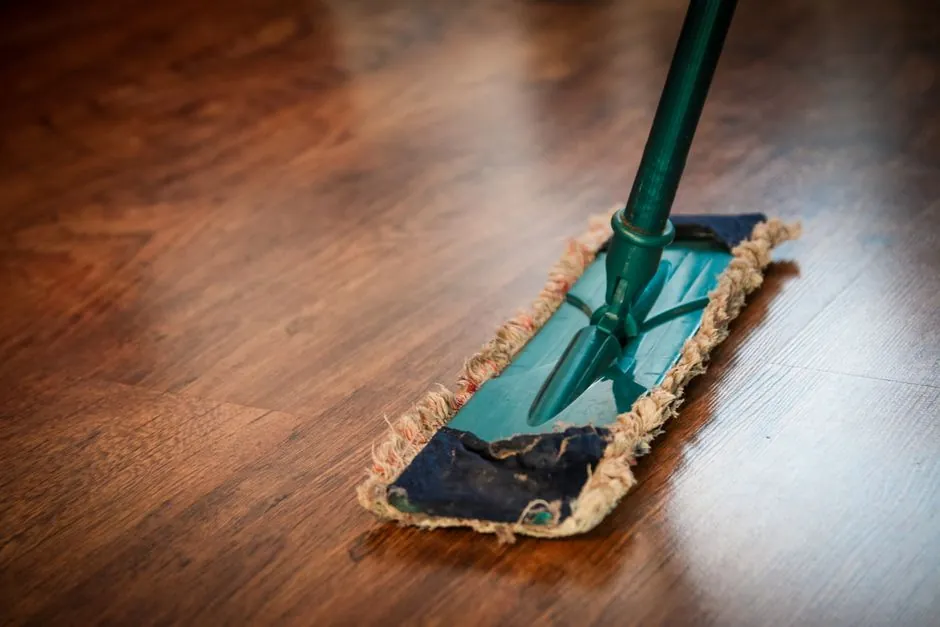 Gestes doux et produits adaptés pour raviver le bois.